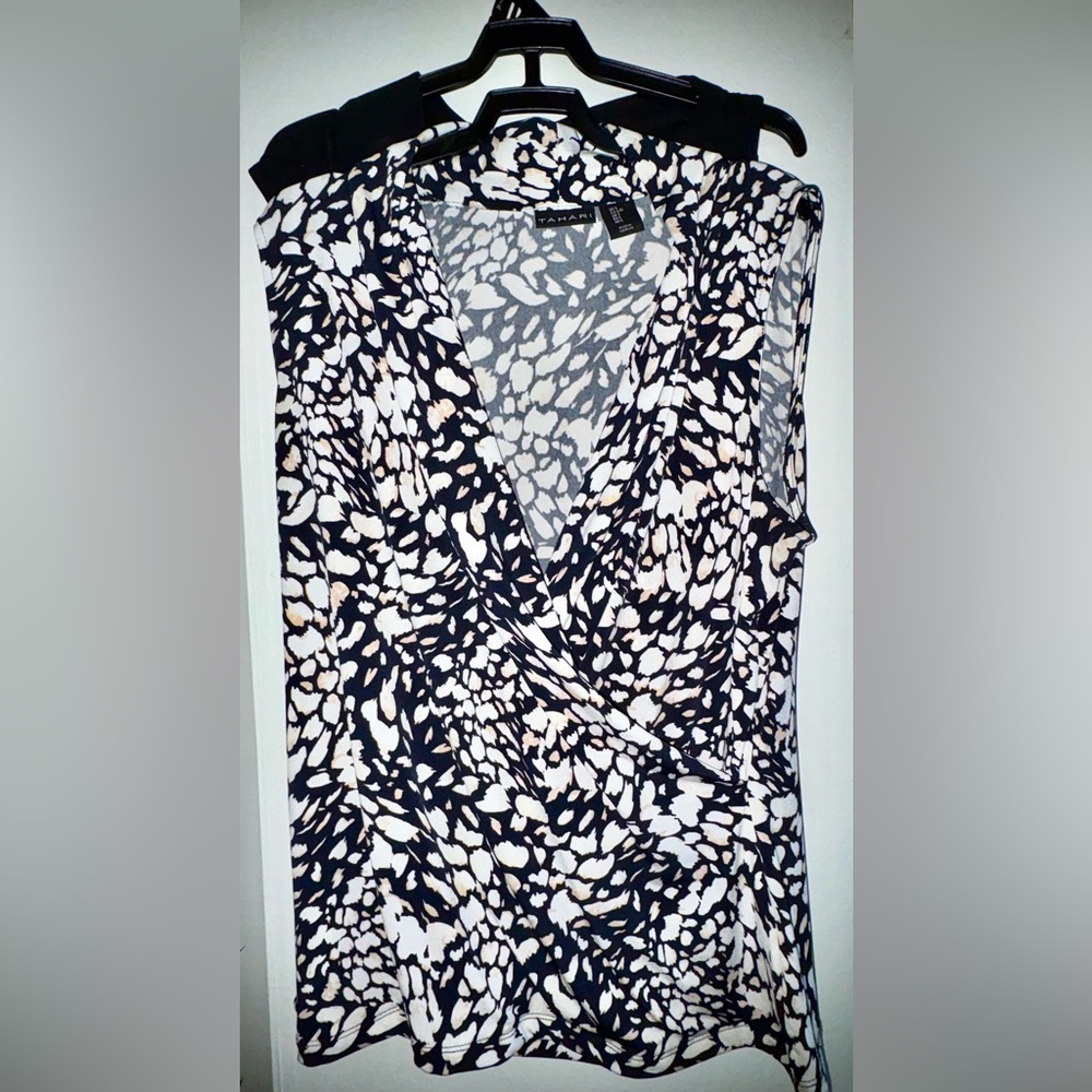 Tahari | 2 Piece Animal Print & Black Sleeveless Blouses 🖤